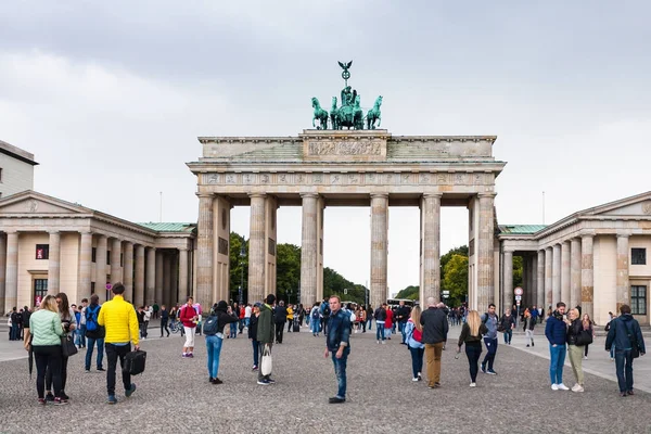 Personas cerca de Puerta de Brandeburgo en Berlín en otoño —  Fotos de Stock