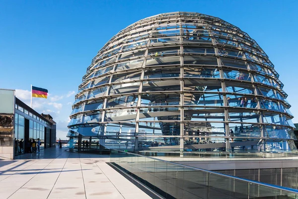 Turystów w pobliżu kopuła na dachu pałacu Reichstag — Zdjęcie stockowe