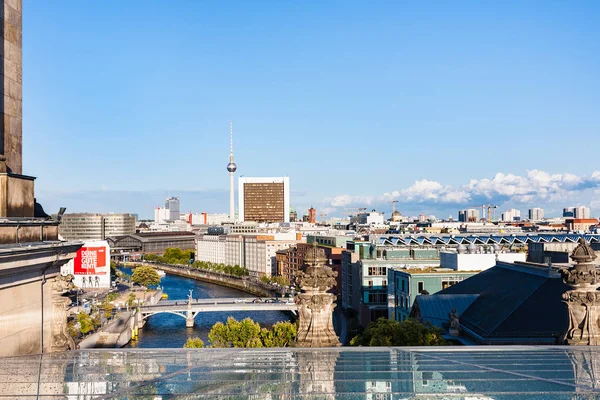 Ovanför vyn av den Berlin staden från taket av Reichstag — Stockfoto