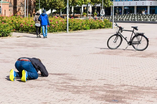 Man takes photo of bicycle in Berlin — Stock Photo, Image