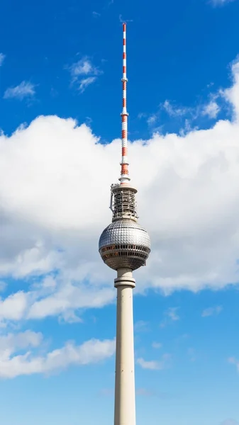 Vue sur la tour de télévision (Fernsehturm) à Berlin — Photo