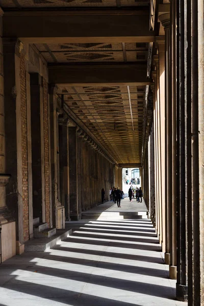 Människor i passagen på Museum-ön i Berlin — Stockfoto