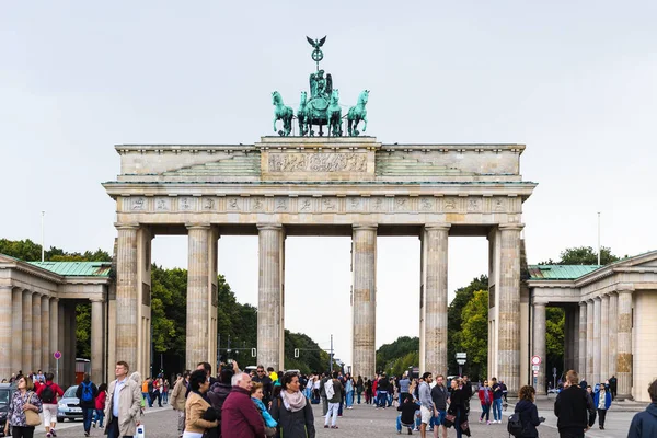 Wielu turystów w pobliżu Bramy Brandenburskiej w Berlinie — Zdjęcie stockowe