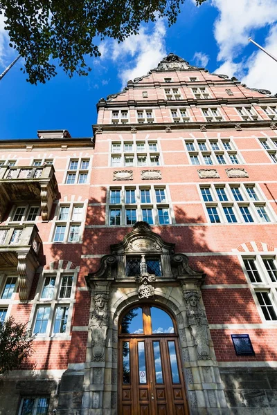 Fasada starej szkoły nawigacji w porcie Hamburg — Zdjęcie stockowe