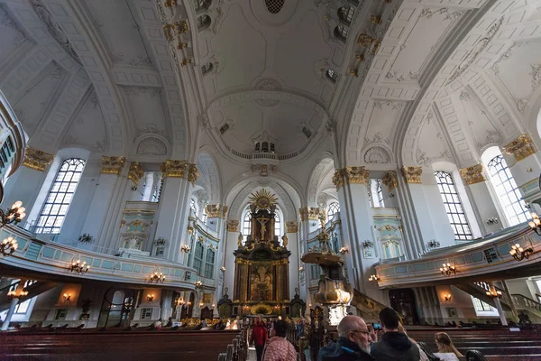 Inne i St Michael's Church i Hamburg city — Stockfoto