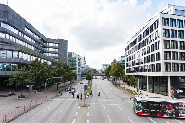 Vue sur les rues Willy-Brandt-Strasse à Hambourg — Photo