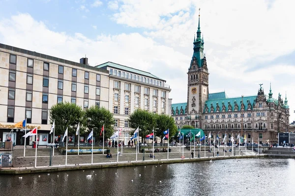 Waterkant van Alster en Rathaus in Hamburg — Stockfoto