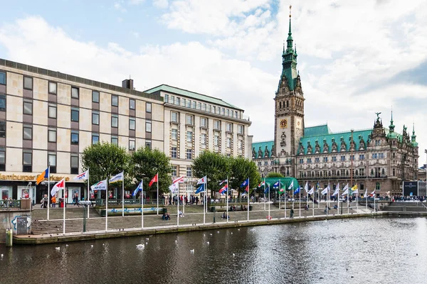 Nábřeží jezera Alster a radnice v Hamburku — Stock fotografie