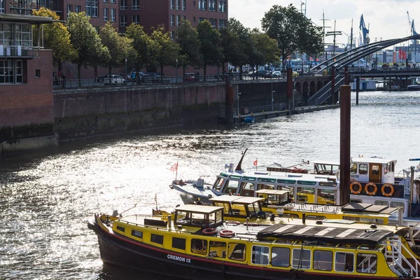 Barche ormeggiate vicino al molo di Binnenhafen ad Amburgo — Foto Stock