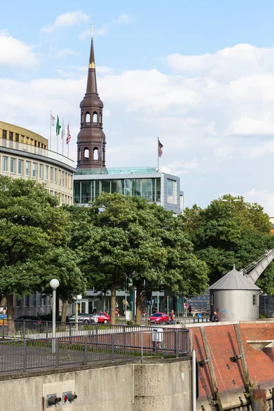 Böschung am binnenhafen in hamburg-stadt — Stockfoto