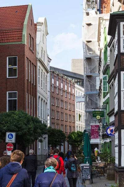 Hamburg Old Town Deichstrasse sokakta insanlar — Stok fotoğraf