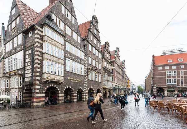 Toeristen op marktplein van Bremen in de herfst regen — Stockfoto