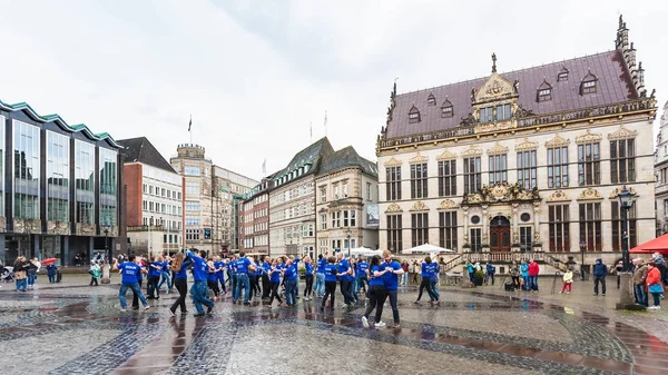 Fiesta de baile en la Plaza del Mercado de Bremen bajo la lluvia — Foto de Stock