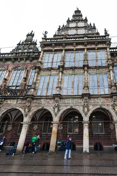 People near City Hall in Bremen town in rain — Stock Photo, Image