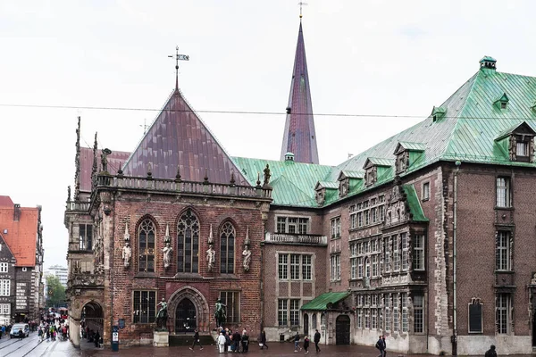 Turystów w pobliżu ratusza na rynku Bremen — Zdjęcie stockowe