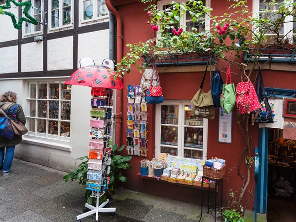 Turistické poblíž suvenýry ve čtvrti Schnoor, Bremen — Stock fotografie