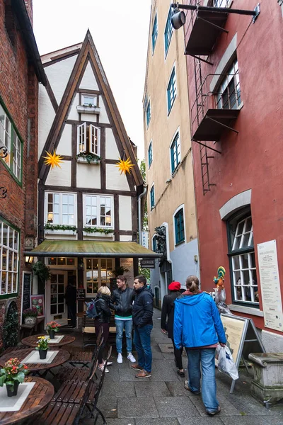 Tourists on alley in Schnoor quarter in rain — Stock Photo, Image