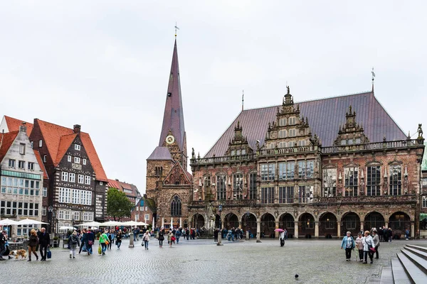 Turistas cerca del Ayuntamiento de Bremen Market Square — Foto de Stock