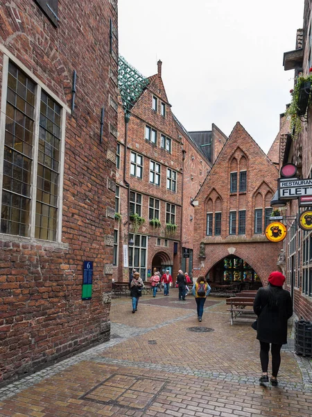 Turistas caminan en Bottcherstrasse en la ciudad de Bremen — Foto de Stock