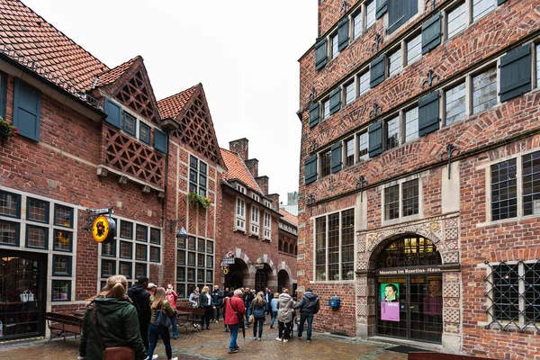 Tourists near Ludwig Roselius Museum in Bremen — Stock Photo, Image