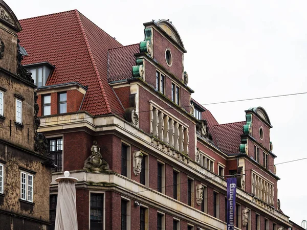 Mokre fasada pałacu w Bremen city w deszczu — Zdjęcie stockowe