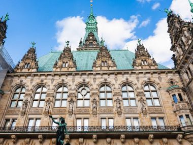 Rathaus (Belediye Binası) Hamburg avluda üzerinden