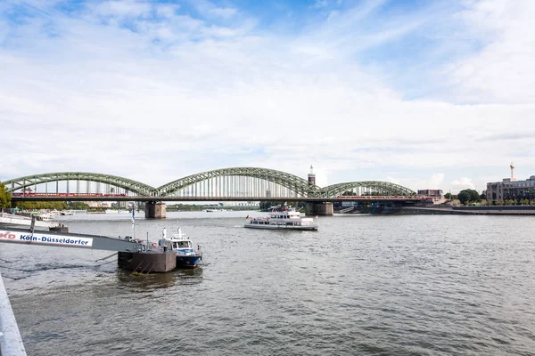 Hohenzollernbrucke 在莱茵河河在科隆 — 图库照片