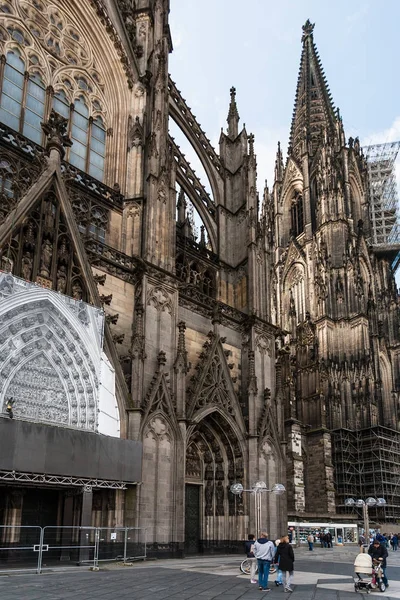 Persone vicino alla Cattedrale di Colonia a settembre — Foto Stock