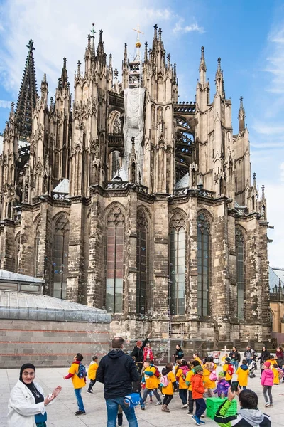 Enfants près de Cathédrale de Cologne en septembre — Photo