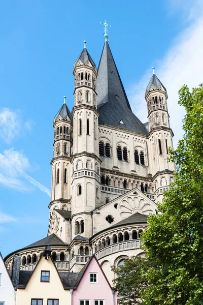 Große St. Martinskirche über Fischmarkt in Köln — Stockfoto