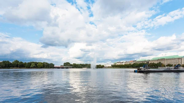 Jezioro Inner Alster z fontanną w mieście Hamburg — Zdjęcie stockowe