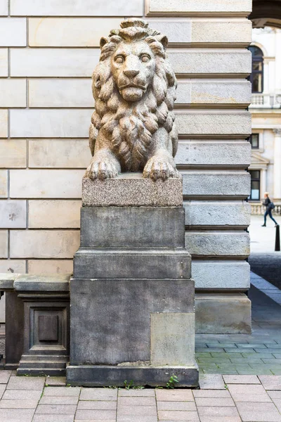 Estatua de león cerca de Hamburger Rathaus en Hamburgo — Foto de Stock