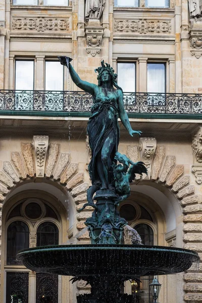 汉堡市政厅附近的海吉亚喷泉图 — 图库照片