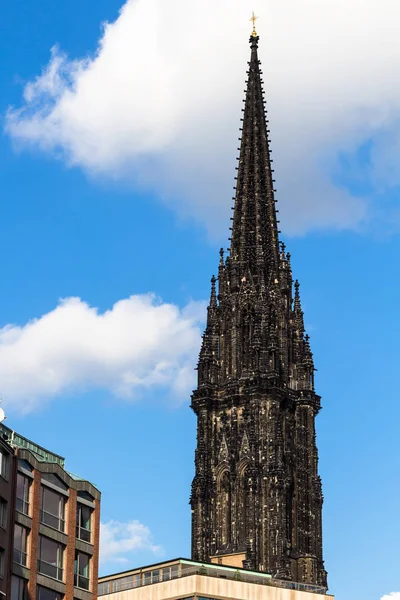 Kirchturm der Nikolaikirche in der Hamburger City — Stockfoto