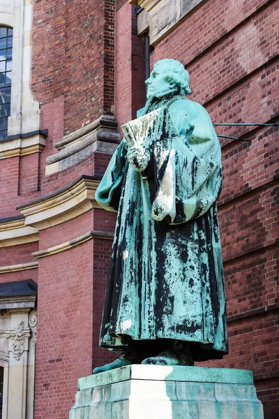 Martin Luther μνημείο κοντά σε Εκκλησία του Αγίου Μιχαήλ — Φωτογραφία Αρχείου