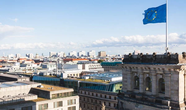 Drapeau de Berlin et de l'UE sur le Palais du Reichstag — Photo