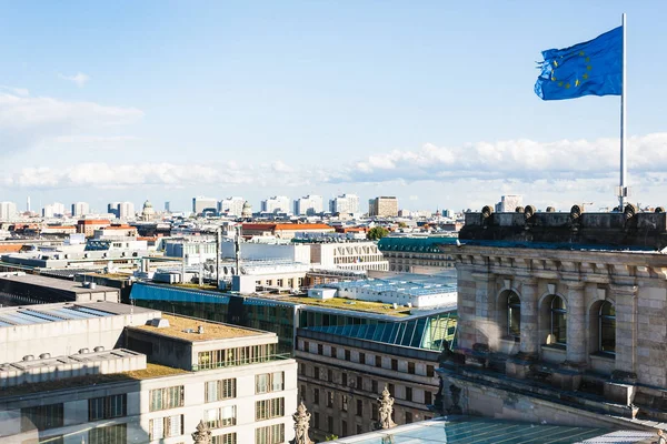 Ciudad de Berlín y bandera de la UE sobre el Reichstag — Foto de Stock
