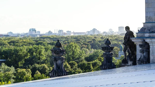 Gamla taket av Reichstag palace i Berlin city — Stockfoto