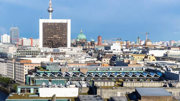 Reichstag からベルリン市内のビューの上 — ストック写真