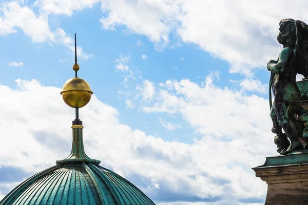 Spits en beeldhouwkunst op dak van Berlin Cathedral — Stockfoto