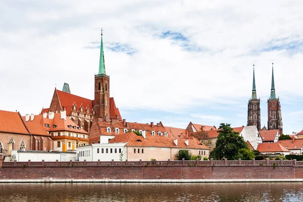 Iglesias del distrito de Ostrow Tumski en la ciudad de Wroclaw — Foto de Stock