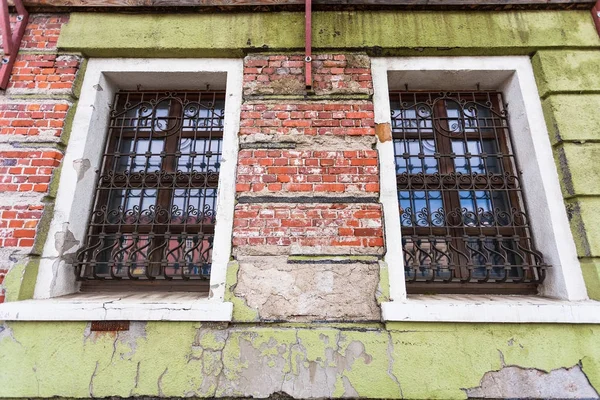 Ošuntělý zeď s okny starého domu v Wroclaw — Stock fotografie