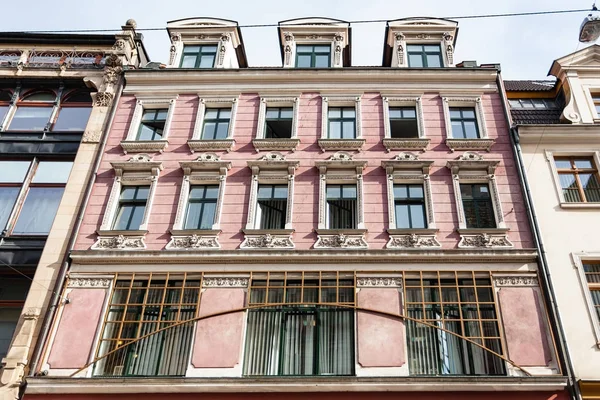 Fachada de antigua casa residencial en la ciudad de Wroclaw —  Fotos de Stock