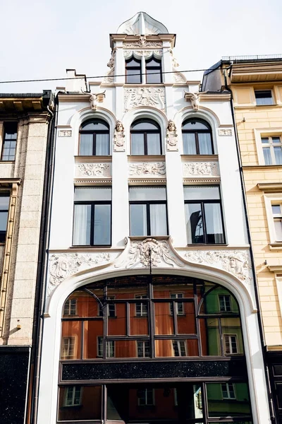 Fasaden på gamla lägenhet hus i Wroclaw city — Stockfoto