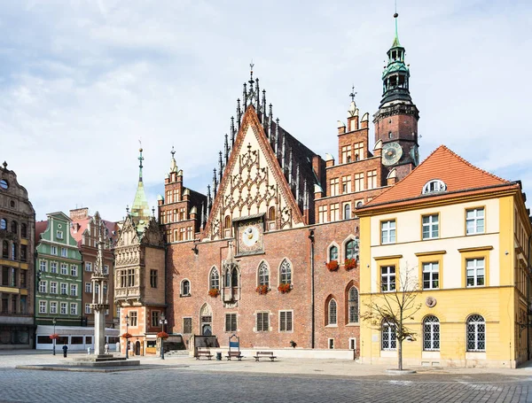 Stará radnice na náměstí s trhem ve městě Wroclaw — Stock fotografie