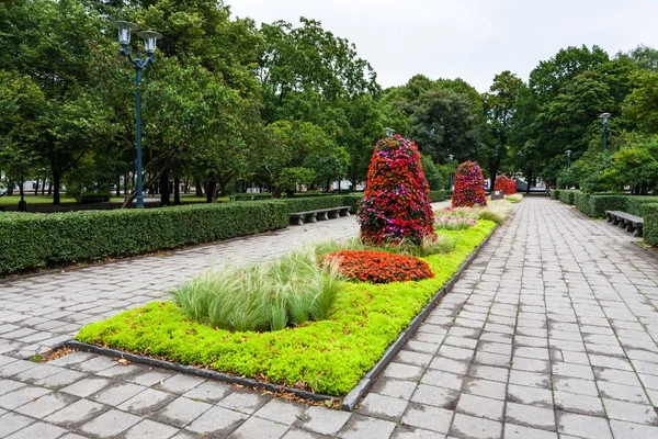 Parque urbano de la explanada en el centro de Riga — Foto de Stock