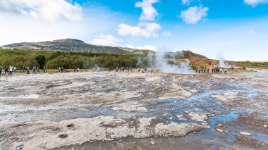 Strokkur Şofben Haukadalur alanda yakın kişi