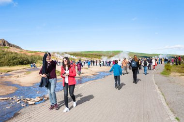 turistler Haukadalur alanında Strokkur Şofben yakınındaki