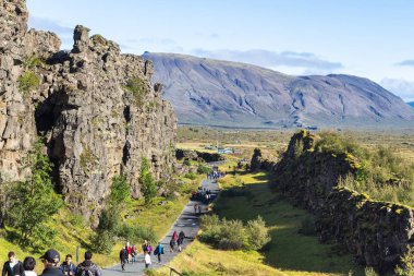 insanlar Almannagja gorge için sonbaharda yürümek.