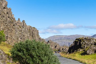 insanlar yolda Thingvellir Almannagja hata